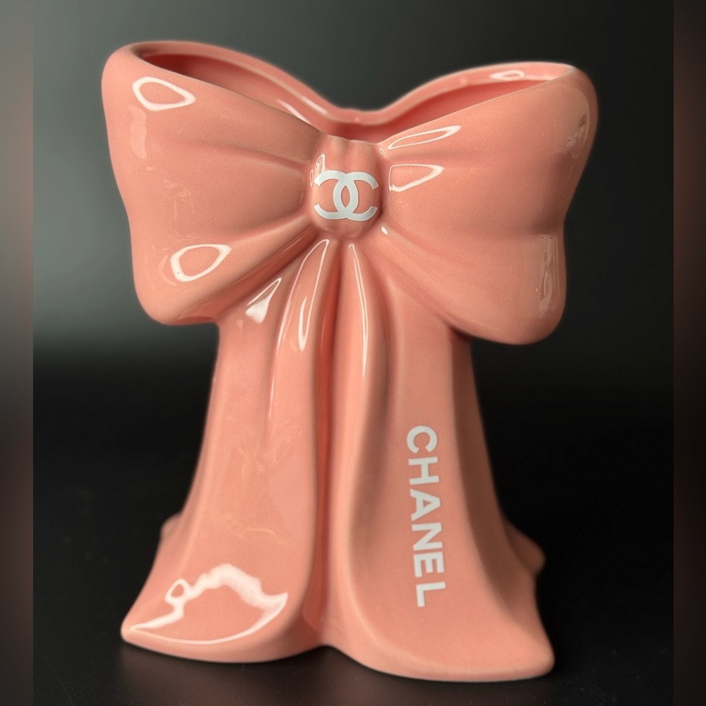 CHANEL Pink Bow Vase - Picture 4 of 6